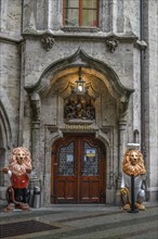 Two lion figures in front of entrance Restaurant Ratskeller