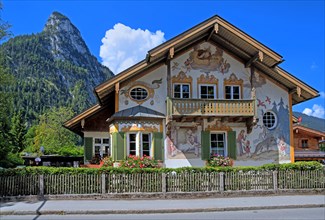 Rotkappchenhaus with typical Luftlmalerei in the center with the Kofel 1342m