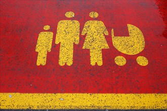 Pictogram of a parking space for family