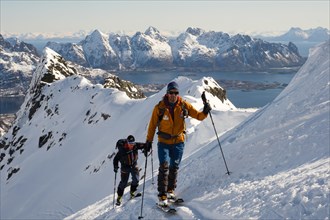 Ski mountaineers ascending to Rundfjellet