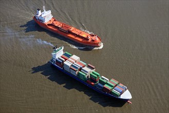 Feeder ship and tanker on the Elbe