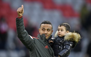 Thiago Alcantara FC Bayern Munich with daughter on arm thanks fans