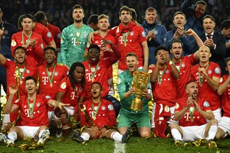 Group Photo FC Bayern wins DFB Cup