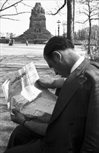 Kriegsinvalide reads the newspaper Sonntagspost