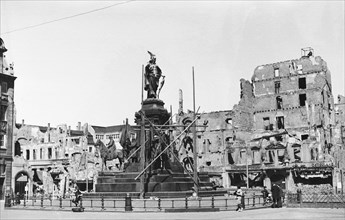 Monument of victory (demolished 1946) in front of the destroyed north side of the market