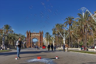 Street artist makes soap bubbles