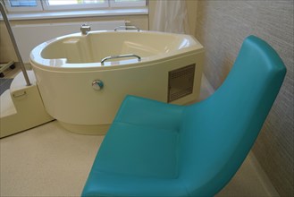 Delivery room with tub for water birth