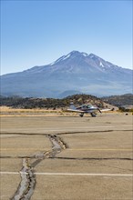 Small propeller aircraft at Weed Airport off Stratovolkan Mount Shasta