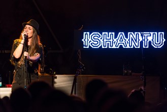 Swiss singer and songwriter Ishantu live at the Schuur Lucerne