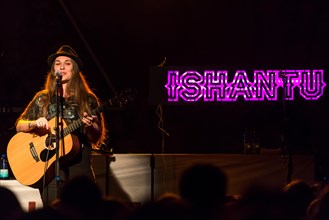Swiss singer and songwriter Ishantu live at the Schuur Lucerne