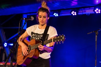 The Swiss singer and songwriter Lina Button live at the Schuur Lucerne