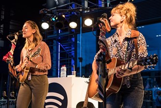 The British musician duo Sound of the Sirens with Abbe Martin and Hannah Wood live at the 25th Blue Balls Festival in Lucerne