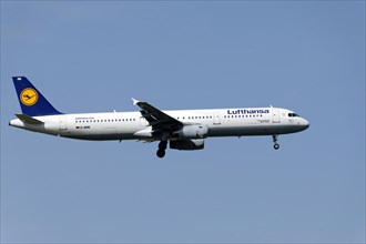Lufthansa Airbus A321-100 on landing approach to Franz Josef Strauss Airport