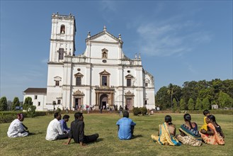 Group of Indian tourists in front of Se Cathedral