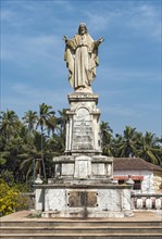 Statue of Sacred Heart of Jesus opposite the Se Cathedral