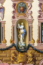 Gasthof zum Rassen with mural painting and baroque Madonna in a niche
