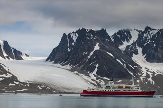 Expedition boat entering the Magdalenefjorden