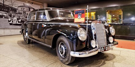 Adenauer's Mercedes 300 with saloon car 10205