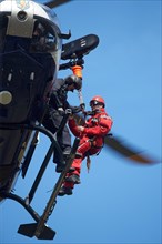 Heights rescuer of the fire brigade Wiesbaden practice with the police helicopter squadron Hesse