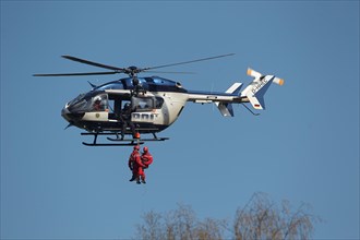Height savior of the fire brigade Wiesbaden practice with the police helicopter squadron Hesse