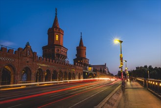 Oberbaum bridge between Kreuzberg and Friedrichshain at night