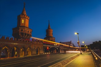 Oberbaum bridge between Kreuzberg and Friedrichshain at night