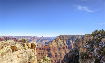 Viewpoint Mather Point with visitors