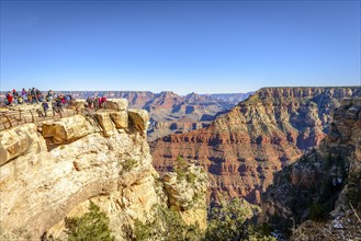 Viewpoint Mather Point with visitors