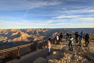 Viewpoint Mather Point with visitors