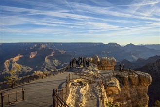 Viewpoint Mather Point with visitors