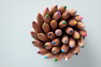 Coloured coloured pencils arranged in a circle