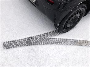 Tyre tracks in snow