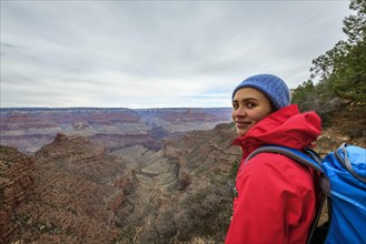 Young woman in front of the gorge of the Grand Canyon