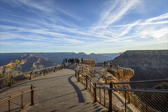 Viewpoint Mather Point with visitors