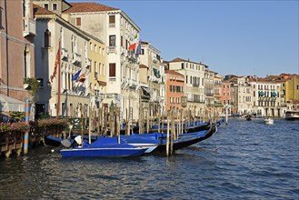 Palaces and covered gondolas on Grand Canal