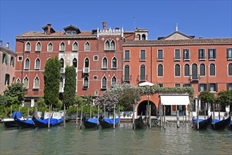 Houses and gondolas on Grand Canal