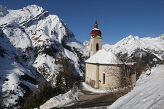 Pilgrimage church of the Holy Mother Anna in winter with the Lechtal Alps