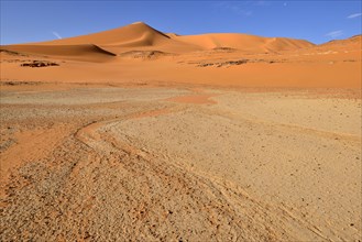 Sanddunes and claypan of southern Oued In Tehak
