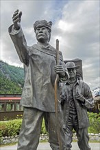 Statue of Native American showing gold diggers the way