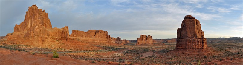 Panoramic view of landscape in Arches Nationalpark with the 3 Gossips