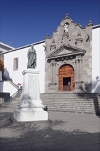 Iglesia de El Salvador on the Plaza de Espana