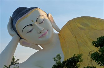 Statue of reclining Buddha