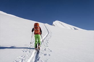 Ski tourer ascending the Seekofel peak