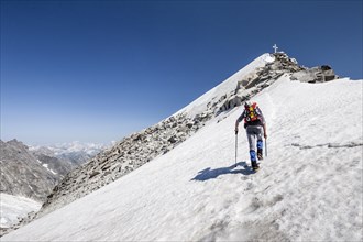 Mountaineer climbing to to the Western Floitenspitz