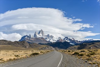 Road to El Chalten in front of mountain range with striking mountain Monte Fitz Roy