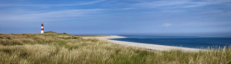 Beach with lighthouse List-Ost with dune grass