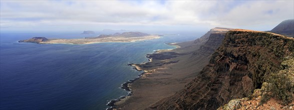 View from Guinate trail to island of La Graciosa