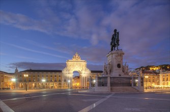Arco da Vitoria and equestrian statue of King Jose I. at the Praca do Commercio at dusk