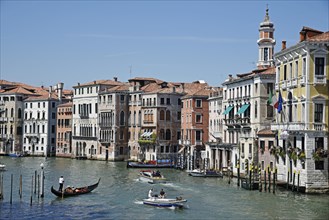 Palaces and boats on Grand Canal