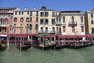 Houses and gondolas on Grand Canal